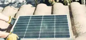 installation d'un panneau solaire sur un toit