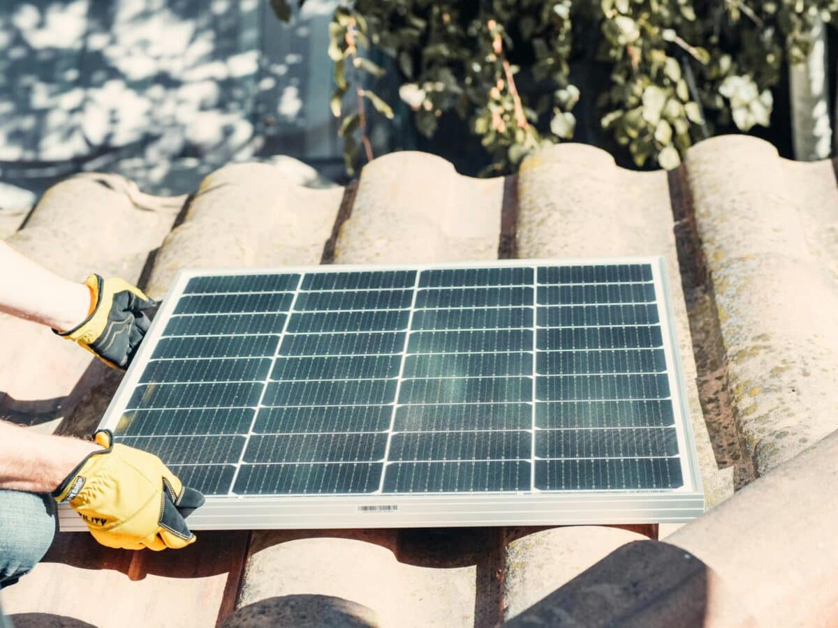 installation d'un panneau solaire sur un toit
