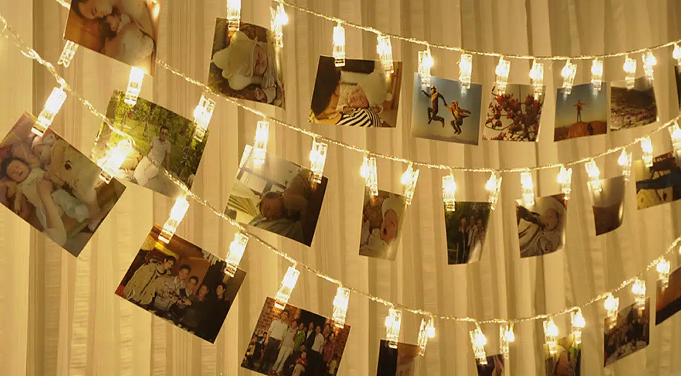 accrocher une guirlande lumineuse au mur