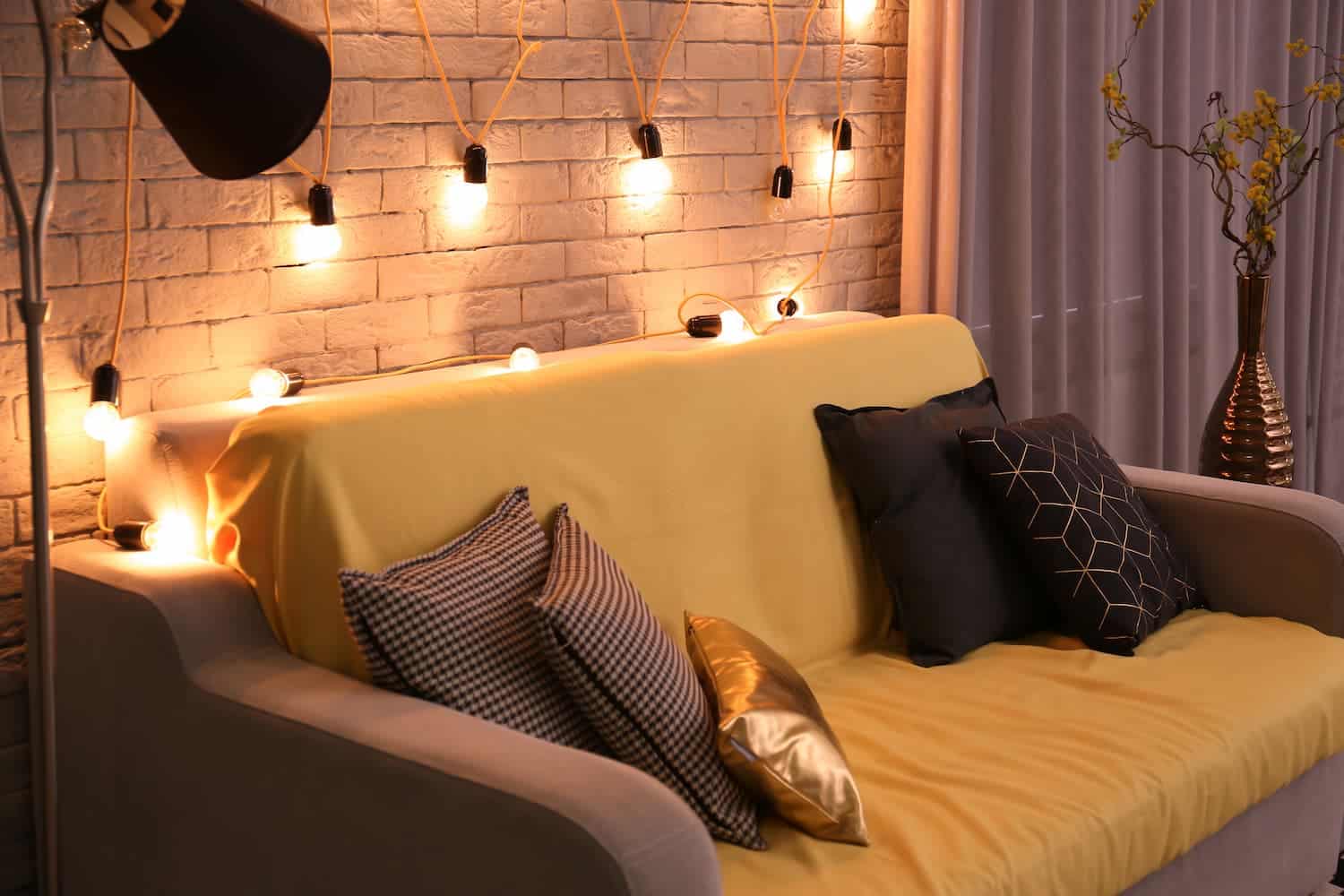 accrocher une guirlande lumineuse au mur